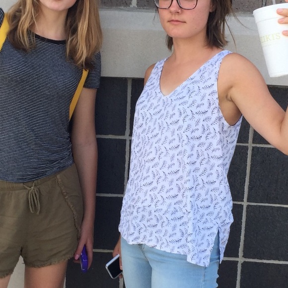 V Neck Printed Tank ๐ฟ - Picture 3 of 5